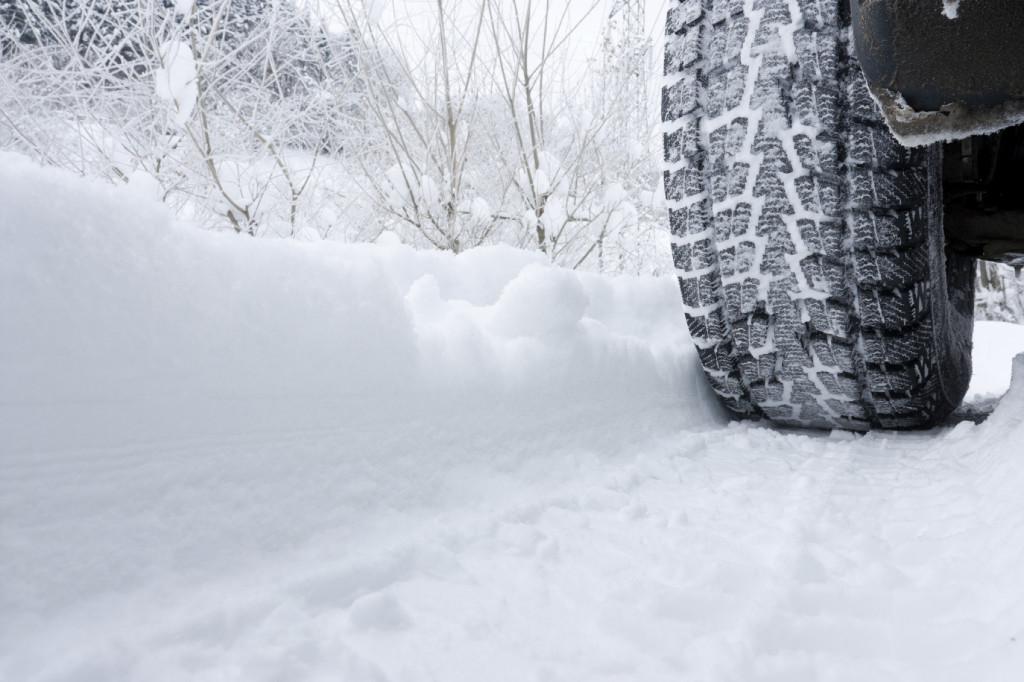 How to avoid driving dangerously in snow