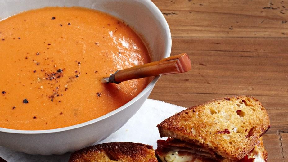 Bored & Hungry: Creamy tomato soup with apple and cheddar melts