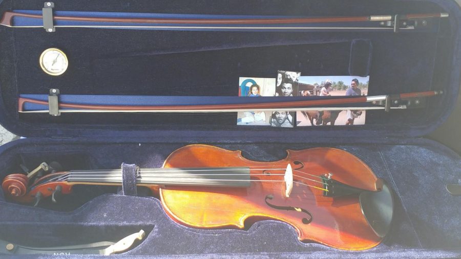 The+standard+contents+of+a+violin+case%3A+the+bow%2C+music%2C+a+chin+rest%2C+and+of+course%2C+the+violin+itself.+Photo+credit%3A+Sasha+Chappell
