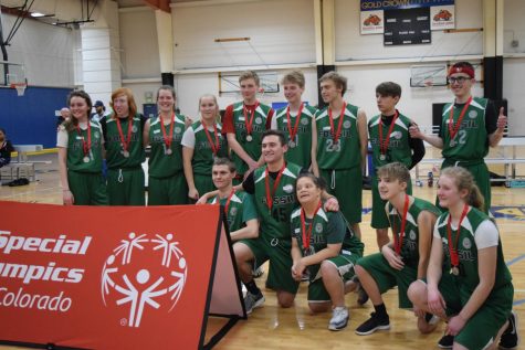 The team poses with their silver medals after the ceremony.