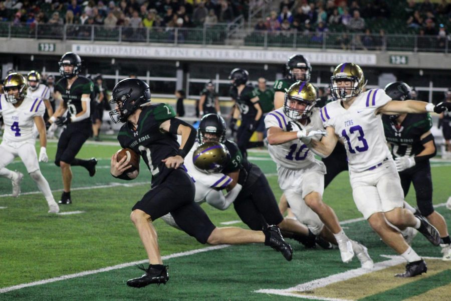 Colton Pawlak rushing past Lambkins defenders at Canvas Stadium during Fossils blowout victory.