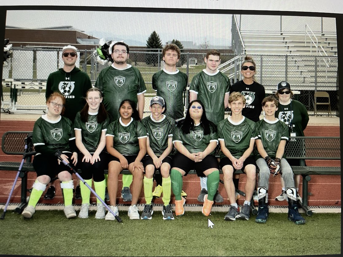 From left to right: (top row) Coach Brad Reimers, Joshua Duane, Jack Kross, Erik Gould, Coach Kimberly Gardner, Coach Kelsey Thomas, (bottom row) Annabelle Neely, Julia Childs, Esme Vasquez-Sarat, Chris Tally, Anoushka Ghose, Jacob Schnoleu, and Will Lesser, pose for a picture on the bench to better accommodate a player (2023).