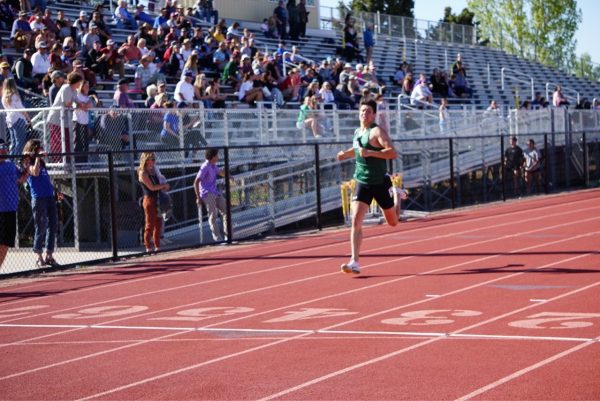Coming down the straightaway, Marcus Mozer anchors in the 4x200m relay. (Dani Cook)