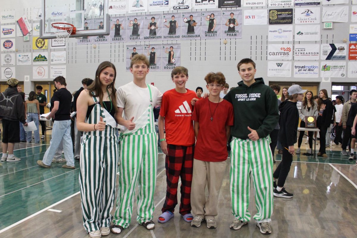 Fossil Spirit Leaders pose for a photo with incoming freshmen.